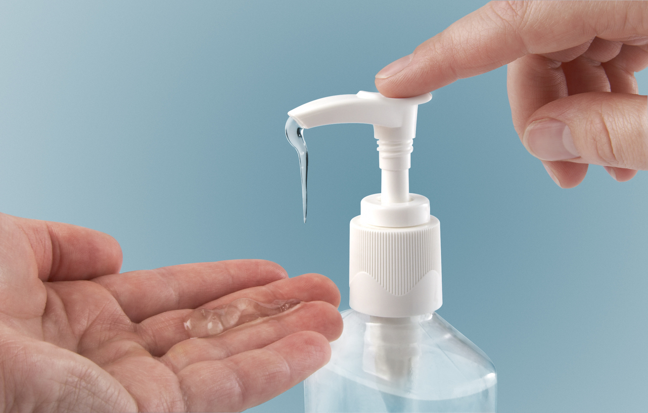 Cách làm sáng bạc bằng nước rửa tay diệt khuẩn